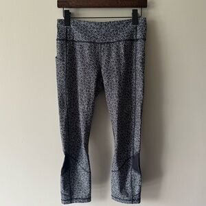 LULULEMON Pace Rival Freckle Flower Black / White Crop Legging Size 6